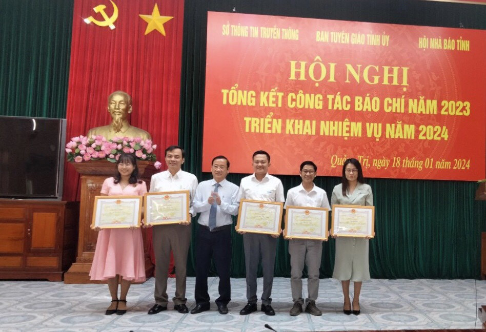 Trưởng ban Tuy&ecirc;n gi&aacute;o Tỉnh ủy Hồ Đại Nam trao bằng khen của UBND tỉnh cho c&aacute;c ph&oacute;ng vi&ecirc;n thường tr&uacute; c&oacute; th&agrave;nh t&iacute;ch xuất sắc trong hoạt động b&aacute;o ch&iacute; năm 2023